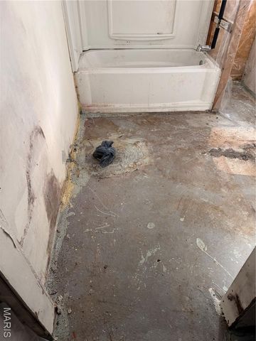 9422 Westchester Drive, St Louis, MO 63136