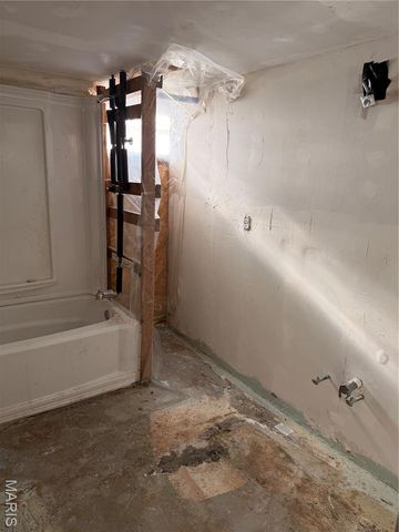 9422 Westchester Drive, St Louis, MO 63136