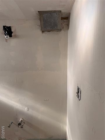 9422 Westchester Drive, St Louis, MO 63136