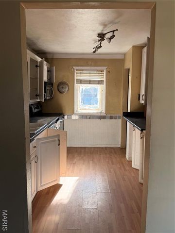 9422 Westchester Drive, St Louis, MO 63136