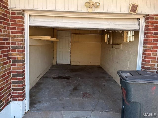 9422 Westchester Drive, St Louis, MO 63136