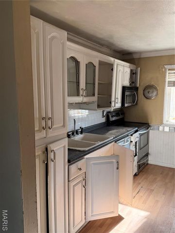 9422 Westchester Drive, St Louis, MO 63136