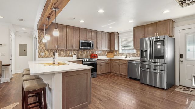 521 W Juniper Avenue, Defuniak Springs, FL 32433