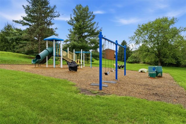 229 Hillvue Dr, Seven Fields Boro, PA 16046