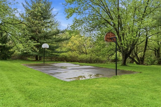 229 Hillvue Dr, Seven Fields Boro, PA 16046