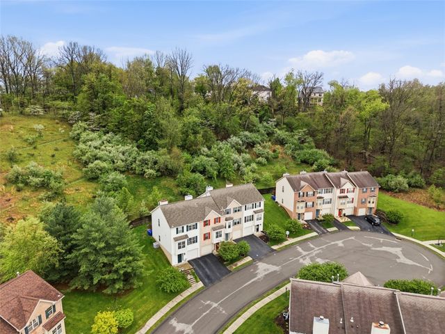 229 Hillvue Dr, Seven Fields Boro, PA 16046
