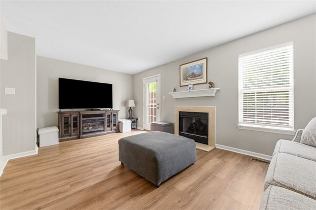 229 Hillvue Dr, Seven Fields Boro, PA 16046