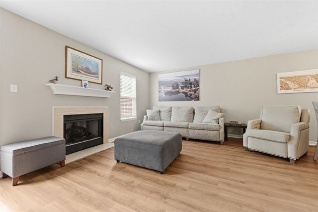 229 Hillvue Dr, Seven Fields Boro, PA 16046