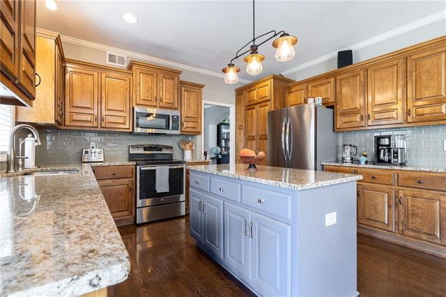 2707 SW 9TH Terrace, Lee's Summit, MO 64081