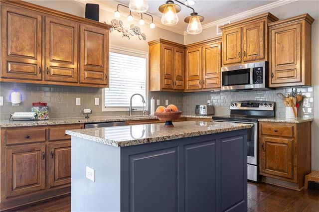 2707 SW 9TH Terrace, Lee's Summit, MO 64081