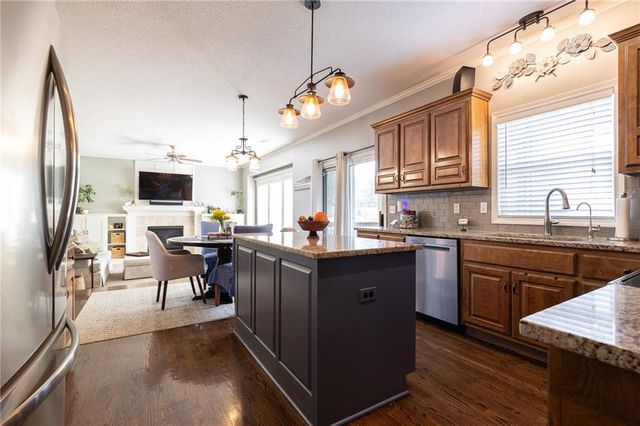 2707 SW 9TH Terrace, Lee's Summit, MO 64081