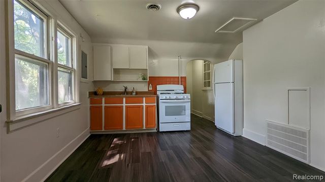 104 Grand Avenue, Mount Clemens, MI 48043