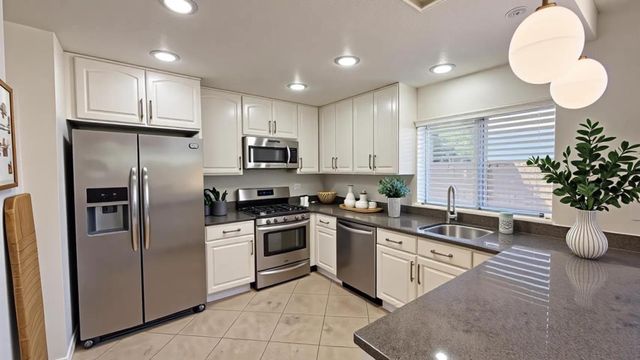 9233 Laguna Pointe, Elk Grove, CA 95758
