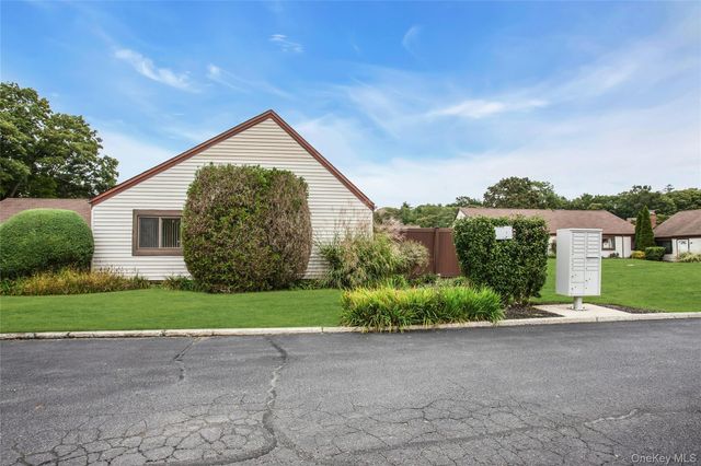 94 Gauguin Court 94, Middle Island, NY 11953