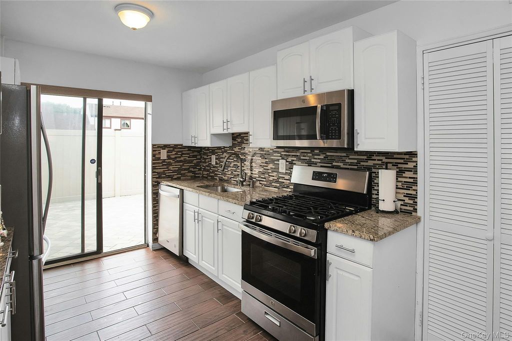 94 Gauguin Court 94, Middle Island, NY 11953 — photo 3