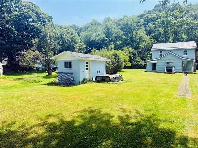 1231 and 1233 Pegtown Ave, North Apollo, PA 15673
