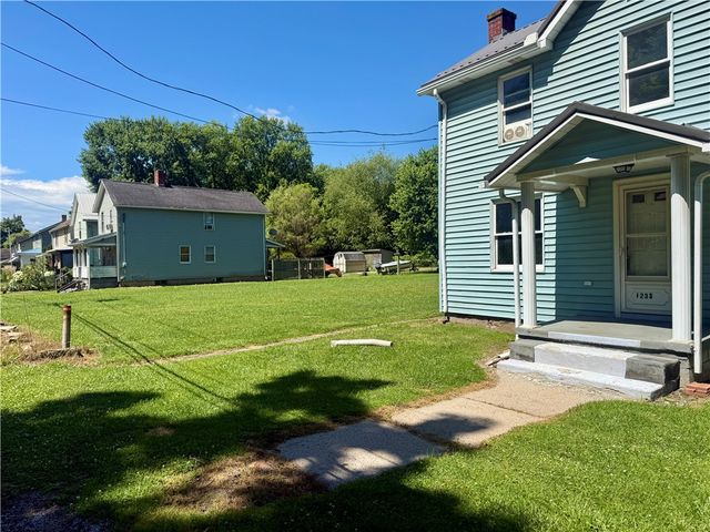 1231 and 1233 Pegtown Ave, North Apollo, PA 15673