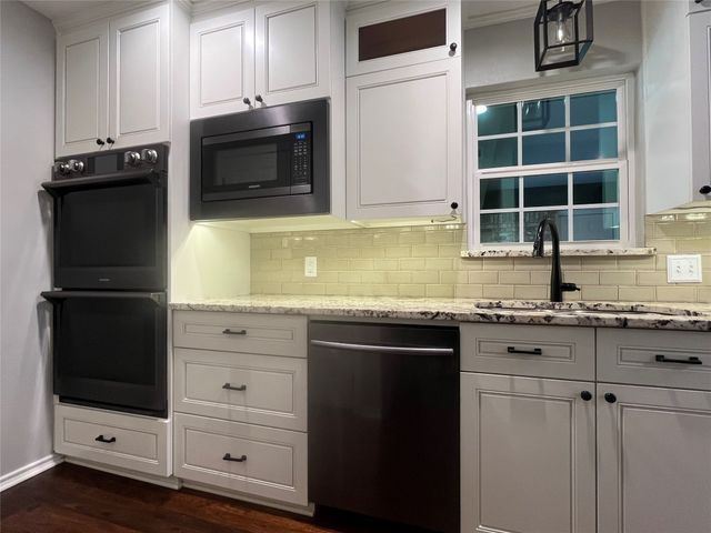 1409 Hillcrest Street, Ennis, TX 75119