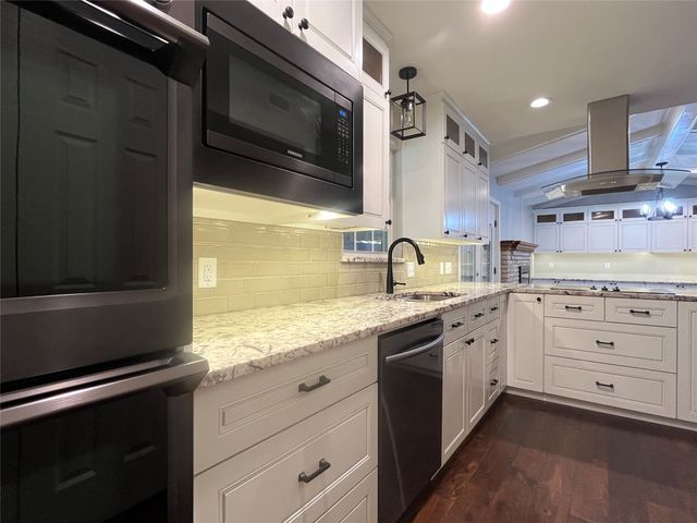 1409 Hillcrest Street, Ennis, TX 75119