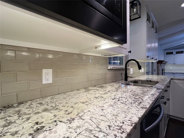 1409 Hillcrest Street, Ennis, TX 75119