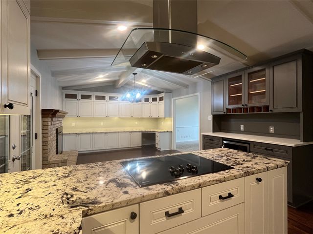 1409 Hillcrest Street, Ennis, TX 75119