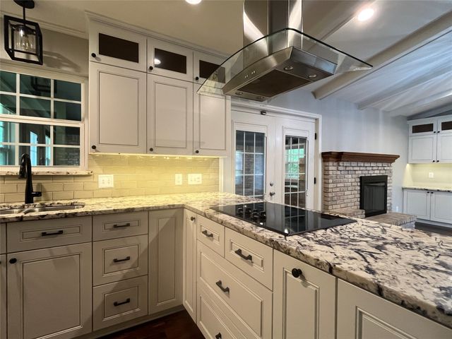 1409 Hillcrest Street, Ennis, TX 75119