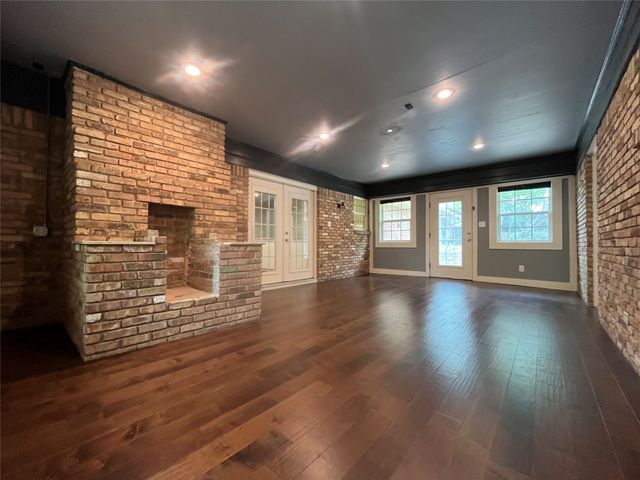 1409 Hillcrest Street, Ennis, TX 75119