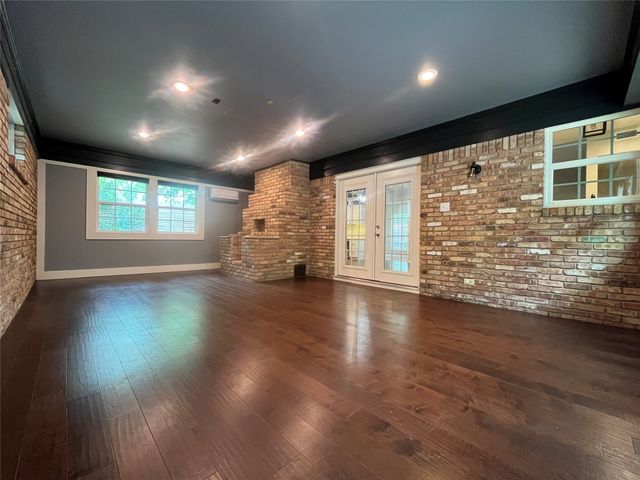 1409 Hillcrest Street, Ennis, TX 75119