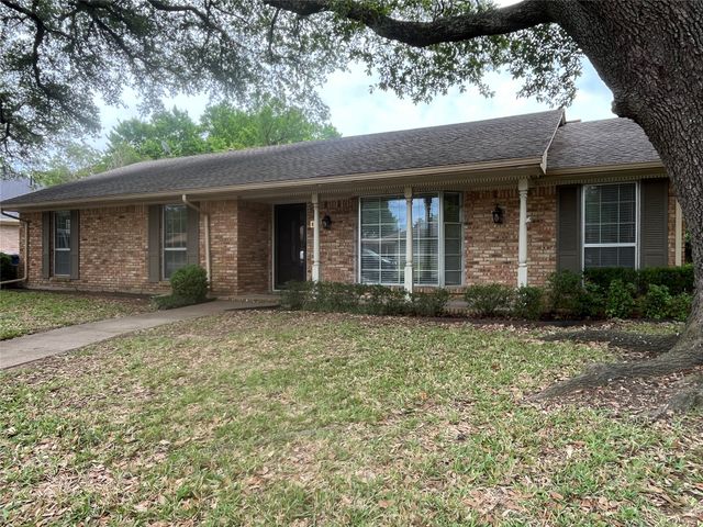1409 Hillcrest Street, Ennis, TX 75119