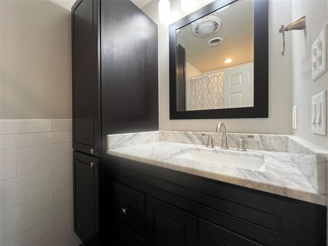1409 Hillcrest Street, Ennis, TX 75119