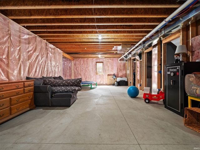 68178 Kestrel Lane, New Paris, IN 46553