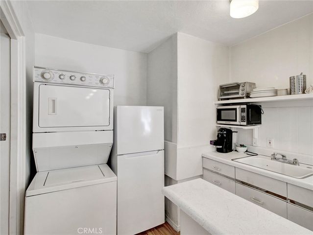 2932 Ledgewood Drive B, Los Angeles, CA 90068