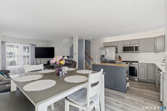 17 Cinnamon Circle 17, West Hartford, CT 06110