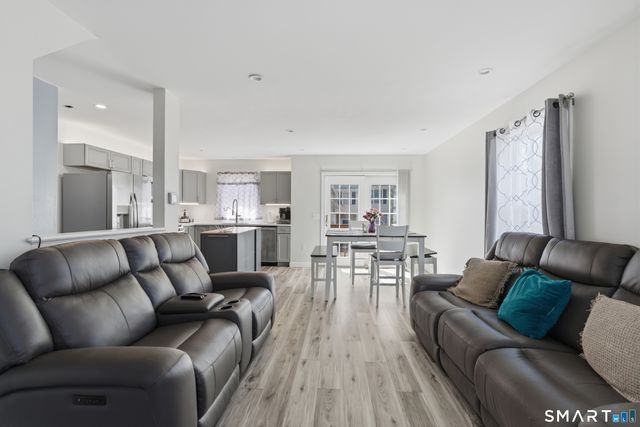 17 Cinnamon Circle 17, West Hartford, CT 06110