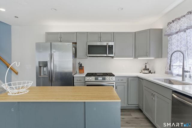 17 Cinnamon Circle 17, West Hartford, CT 06110