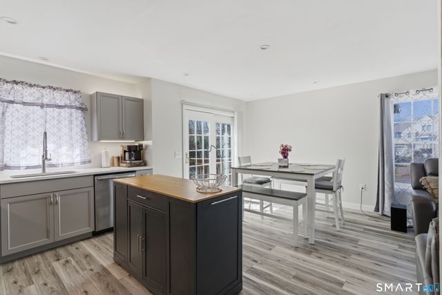 17 Cinnamon Circle 17, West Hartford, CT 06110