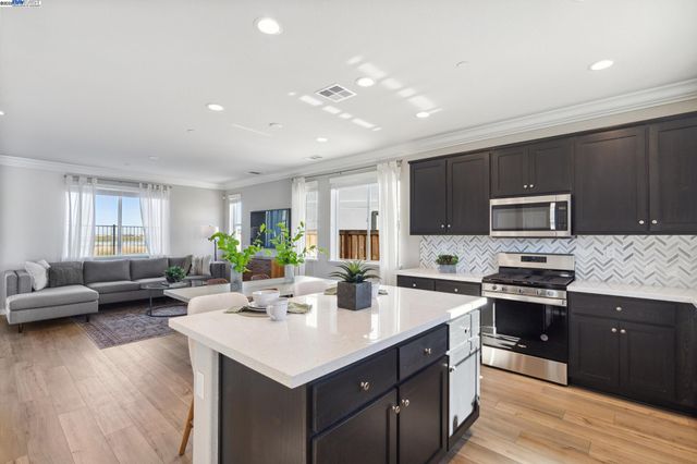 1468 Monument Ln, Fairfield, CA 94533