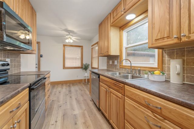 502 Riverdale Dr, Mulvane, KS 67110