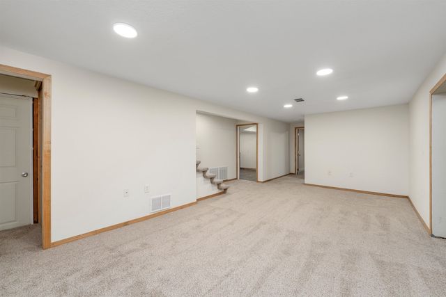 502 Riverdale Dr, Mulvane, KS 67110