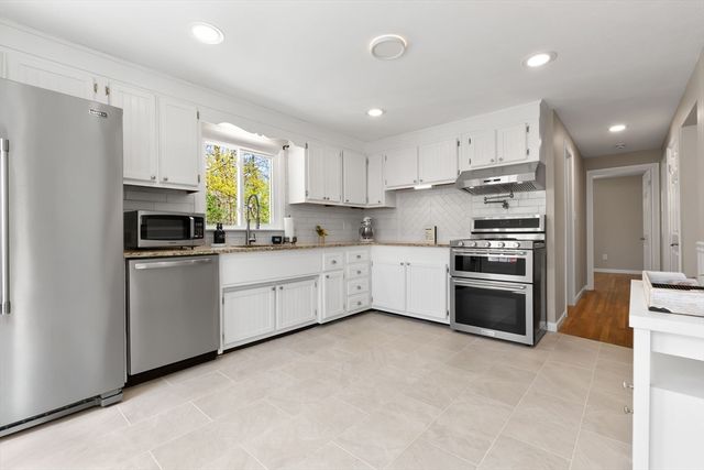 6 Ashcroft Cir, Groveland, MA 01834
