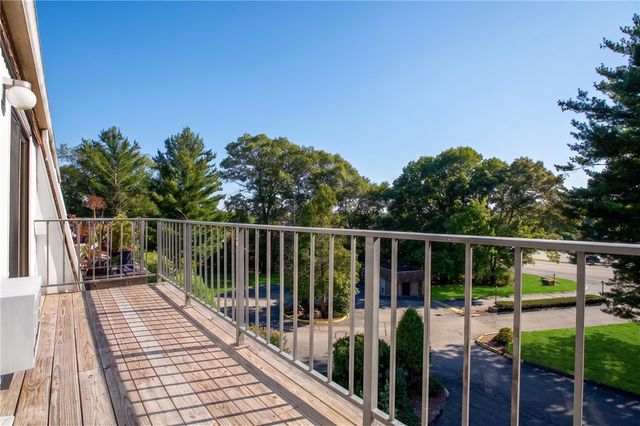 752 QUAKER Lane A310, Warwick, RI 02818