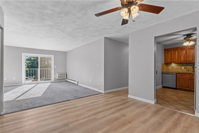 752 QUAKER Lane A310, Warwick, RI 02818