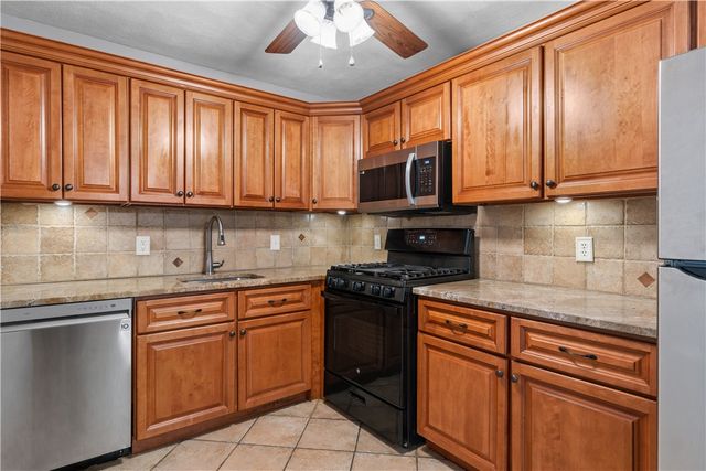 752 QUAKER Lane A310, Warwick, RI 02818