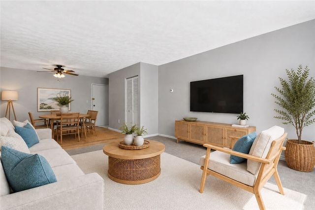 752 QUAKER Lane A310, Warwick, RI 02818