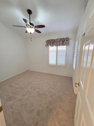 369 E Lindbrook Lane, Fresno, CA 93720