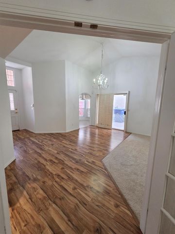 369 E Lindbrook Lane, Fresno, CA 93720