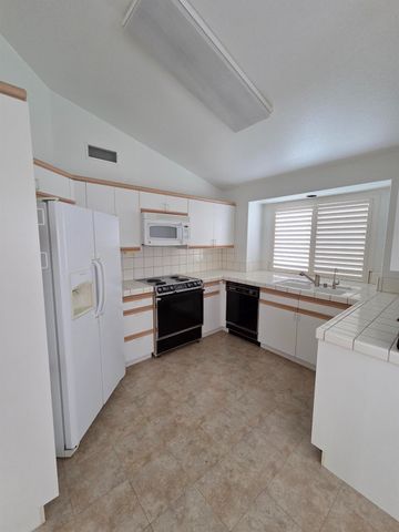 369 E Lindbrook Lane, Fresno, CA 93720