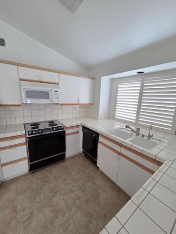 369 E Lindbrook Lane, Fresno, CA 93720