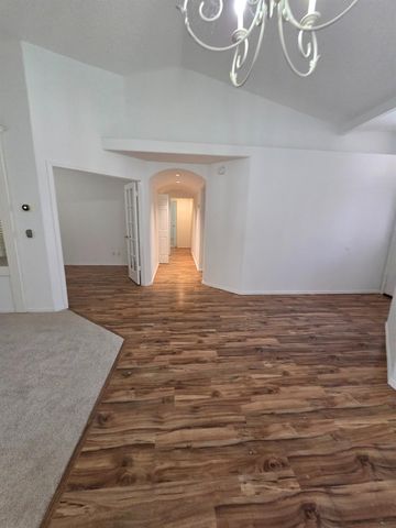 369 E Lindbrook Lane, Fresno, CA 93720