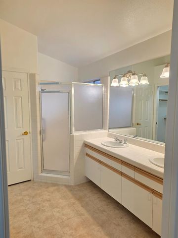 369 E Lindbrook Lane, Fresno, CA 93720